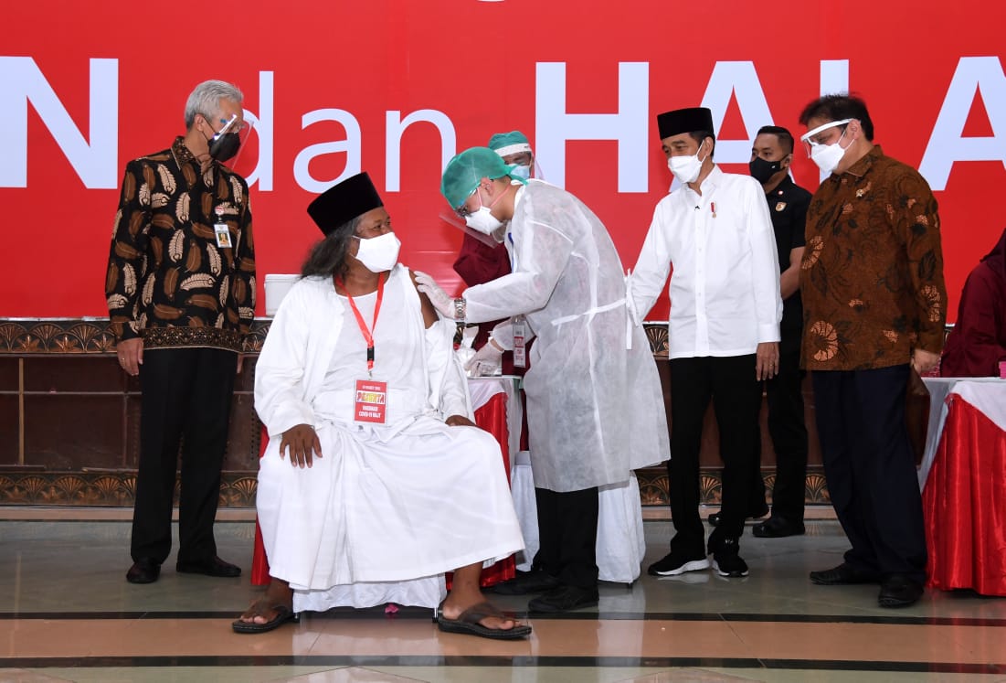 Presiden Jokowi Dan Menko Airlangga Tinjau Vaksinasi Massal Di Daerah